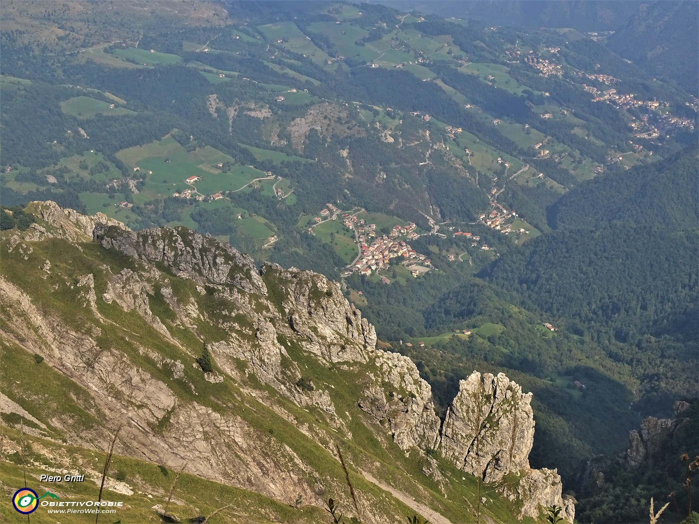 70 Dal Col dei Brassamonti bella vista sulla Val del riso baciata dal sole.JPG